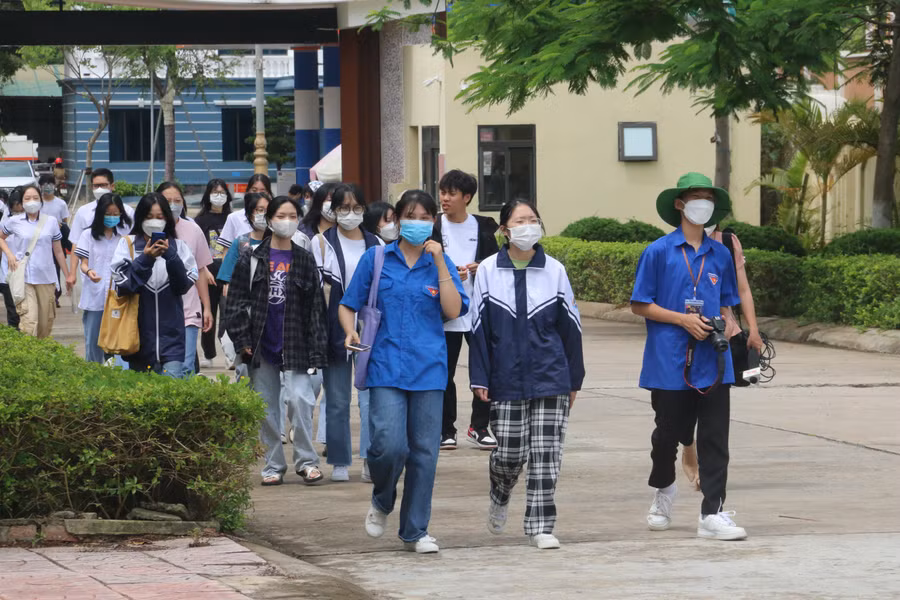 Các thí sinh thi môn thứ 3 đều kêu khó và nghĩ không đạt điểm cao như kỳ vọng.