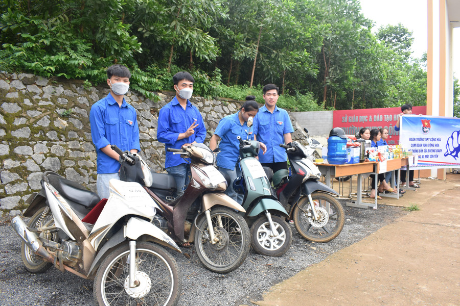 Đội thanh niên tình nguyện chuẩn bị xe máy, sẵn sàng hỗ trợ các em học sinh đến điểm thi nếu bị sự cố ngoài ý muốn.