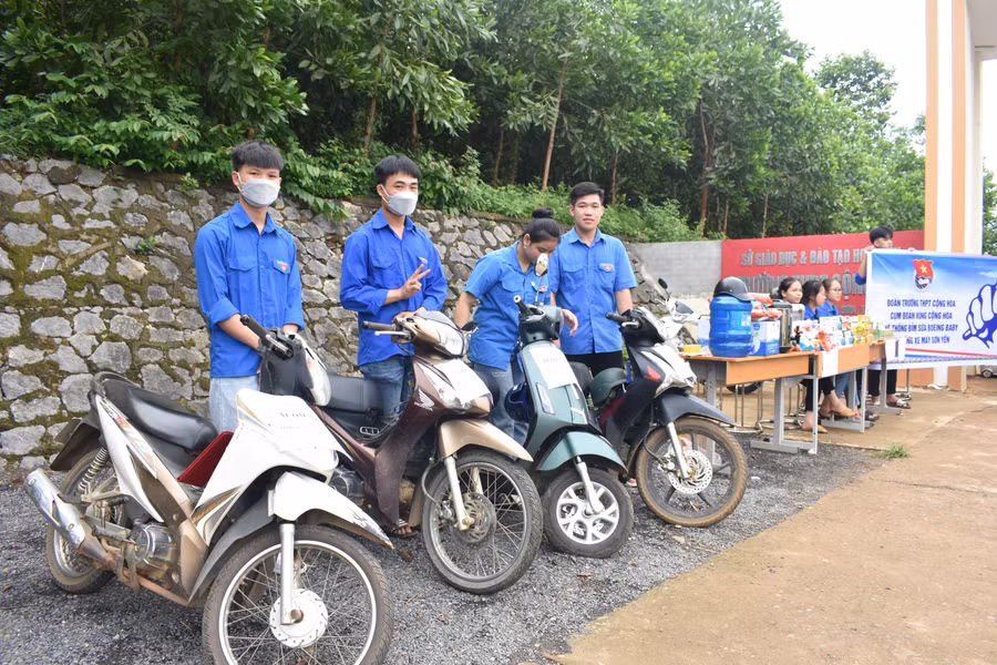 Đội thanh niên tình nguyện chuẩn bị xe máy, sẵn sàng hỗ trợ các em học sinh đến điểm thi nếu bị sự cố ngoài ý muốn.