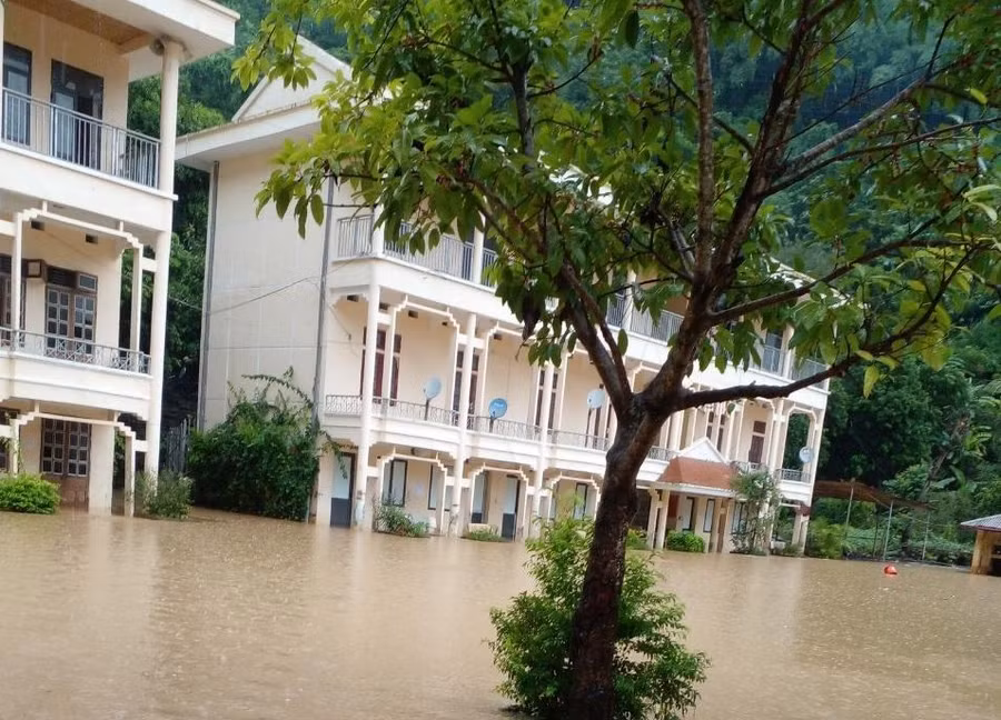 Mưa lớn khiến Trường THCS Tạ Khoa, xã Tạ Khoa, huyện Bắc Yên chìm trong biển nước.