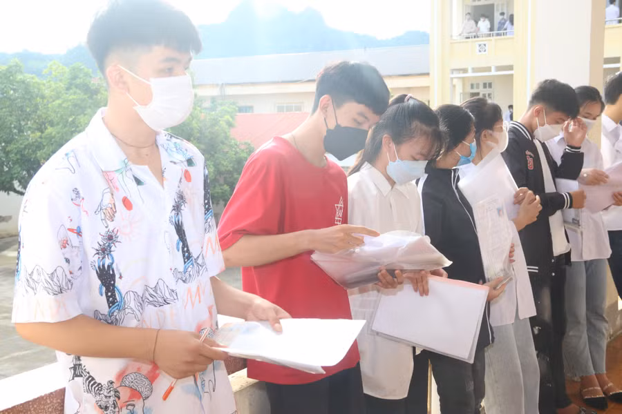 Trước khi bước vào Thi môn Toán, nhiều thí sinh ở Hoà Bình khá hồi hộp và lo lắng. Trước khi bước vào Thi môn Toán, nhiều thí sinh ở Hoà Bình khá hồi hộp và lo lắng.