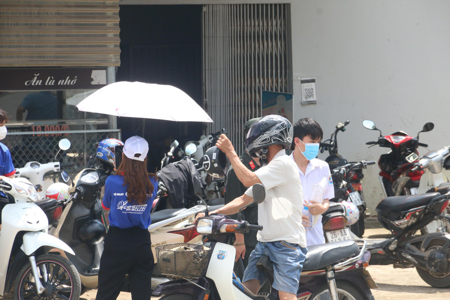 Phụ huynh học sinh đứng ngoài cổng trường chờ các sỹ tử thi môn thi tổ hợp. Phụ huynh học sinh đứng ngoài cổng trường chờ các sỹ tử thi môn thi tổ hợp.