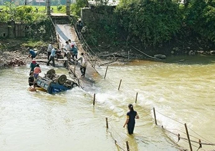 Hiện trường vụ sập cầu treo.