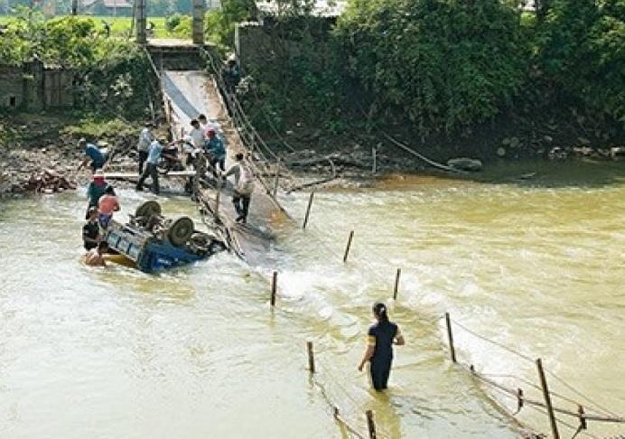 Hiện trường vụ sập cầu treo.