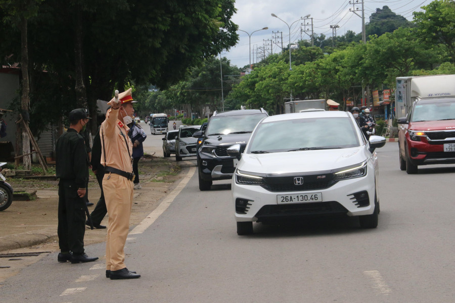 Lực lượng CSGT thành phố Sơn La làm nhiệm vụ phân luồng giao thông, sau khi các phụ huynh đến đón con cái kết thúc môn thi Ngoại ngữ.