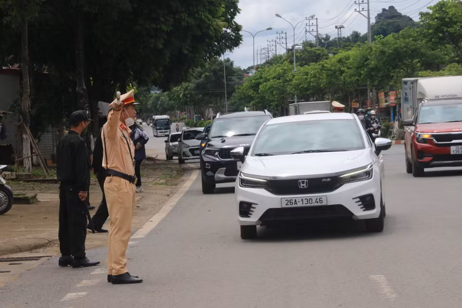 Lực lượng CSGT thành phố Sơn La làm nhiệm vụ phân luồng giao thông, sau khi các phụ huynh đến đón con cái kết thúc môn thi Ngoại ngữ.