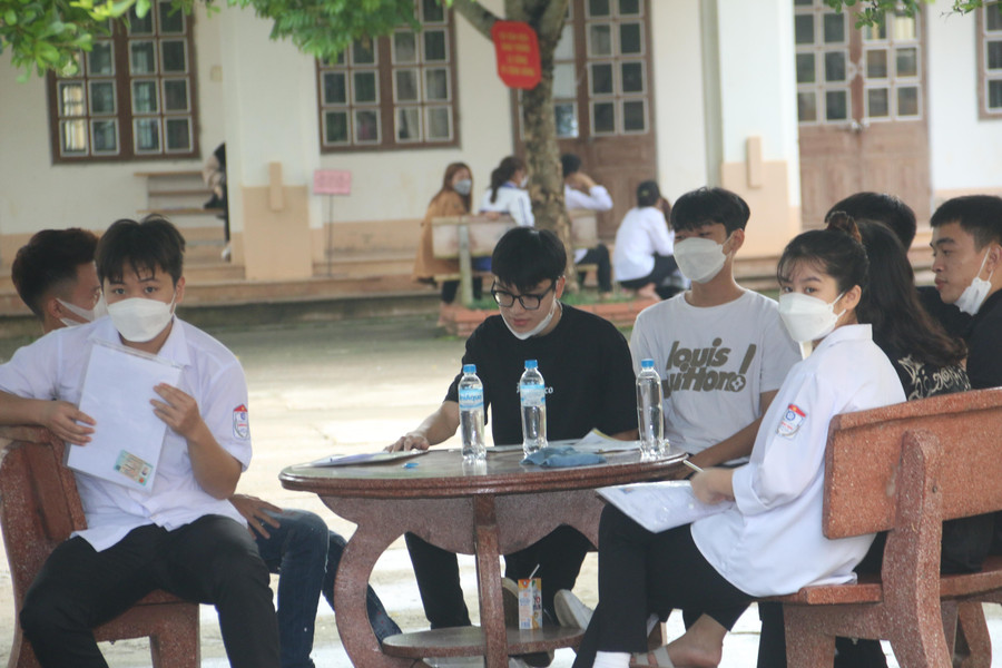 Các thí sinh ở Hoà Bình nhận xét đề thi môn tổ hợp năm nay khó hơn năm ngoái. Các thí sinh ở Hoà Bình nhận xét đề thi môn tổ hợp năm nay khó hơn năm ngoái.