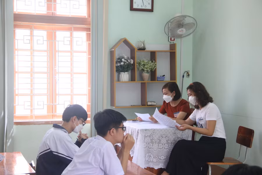 Đối với đề thi Ngoại ngữ, các giáo viên nhận xét các nội dung chủ yếu nằm trong chương trình lớp 12.