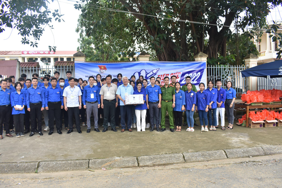 Đoàn thanh niên tình nguyện tỉnh Hoà Bình, chụp ảnh kỷ niệm với lực lượng chức năng hỗ trợ kỳ thi tốt nghiệp THPT.