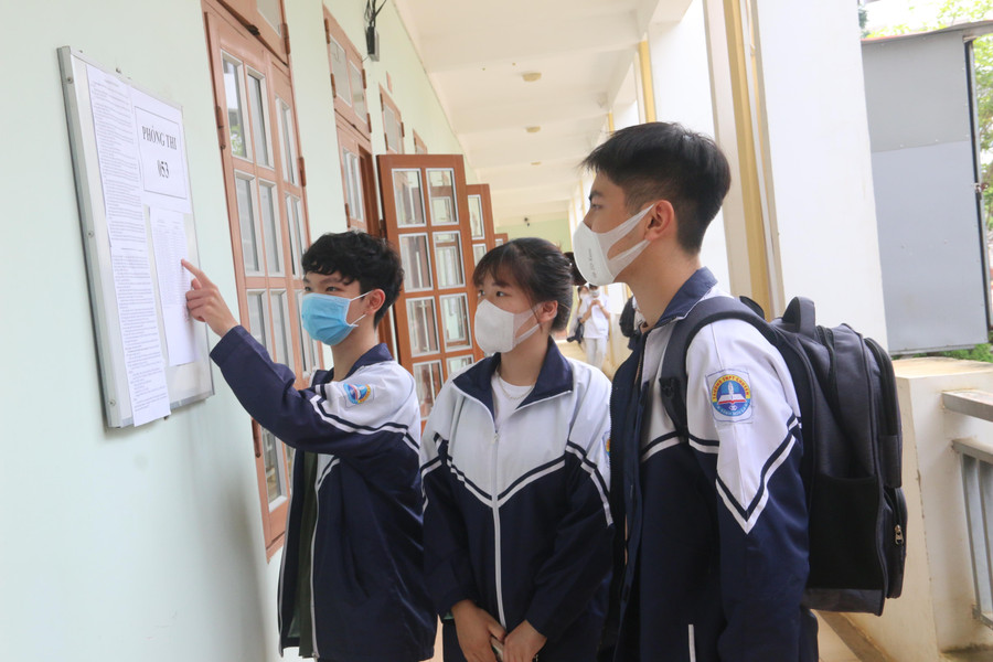 Sau khi kết thúc Môn Ngoại ngữ, các em đều hài lòng và dự đoán sẽ đạt điểm cao.