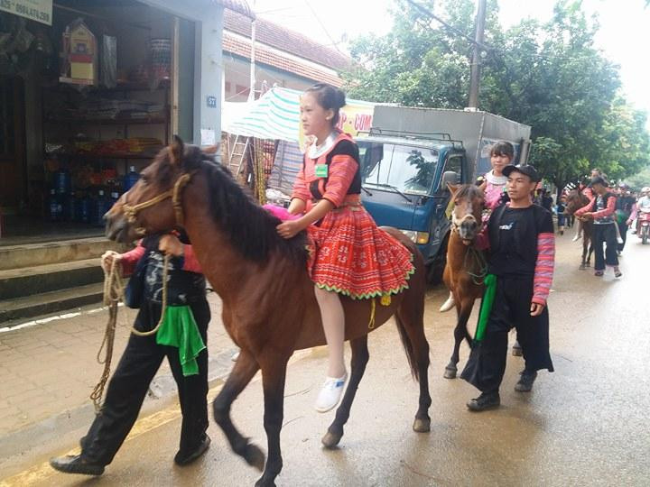 &quot;Nam thanh, nữ tú&quot; cưỡi ngựa xuống phố tạo nên nét đẹp đặc sắc, khiến du khách khen hết lời.