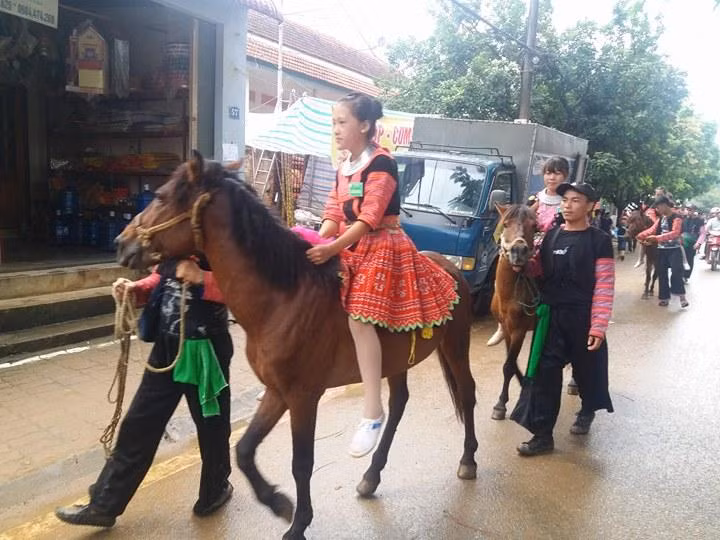 "Nam thanh, nữ tú" cưỡi ngựa xuống phố tạo nên nét đẹp đặc sắc, khiến du khách khen hết lời.