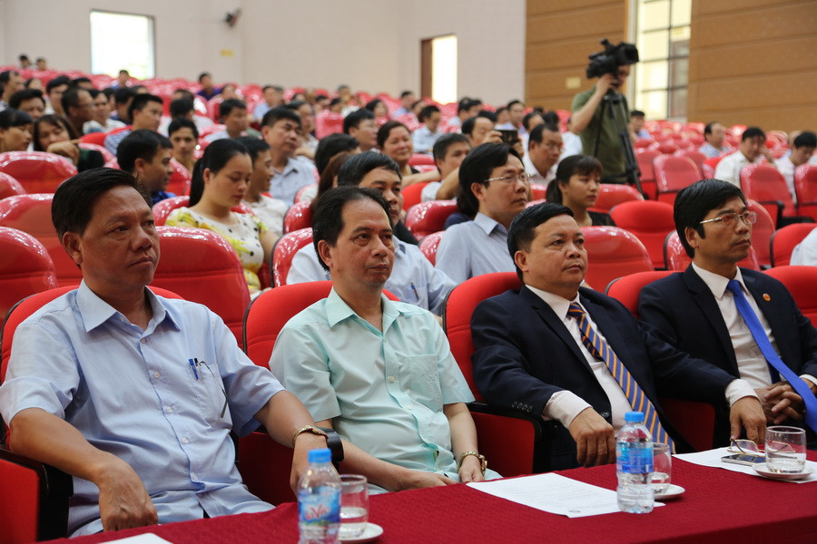 Các đại biểu dự buổi lễ. Ảnh Việt Hà. Các đại biểu dự buổi lễ. Ảnh Việt Hà.