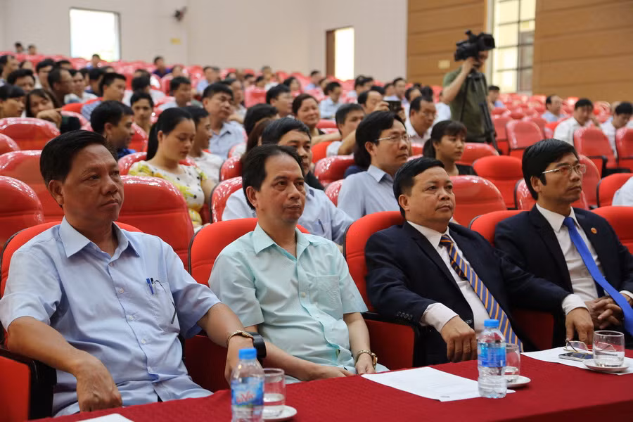 Các đại biểu dự buổi lễ. Ảnh Việt Hà.