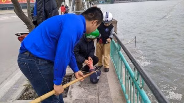 Đoàn thanh niên giúp dân thả cá ngày 23 Tết