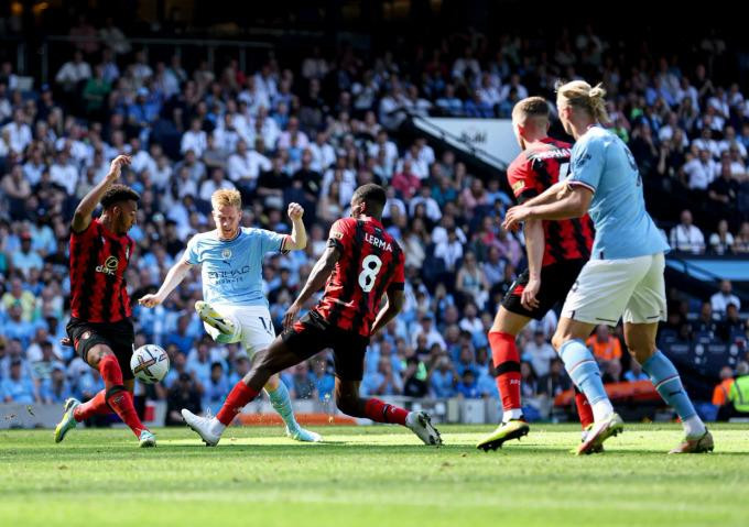 De Bruyne và các đồng đội (áo xanh) tiếp tục có chiến thắng đậm ở vòng 2 Ngoại hạng Anh. De Bruyne và các đồng đội (áo xanh) tiếp tục có chiến thắng đậm ở vòng 2 Ngoại hạng Anh.