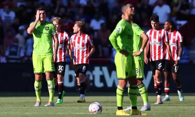 Ronaldo và các đồng đội tỏ ra chán nản sau khi để thua Brentford bốn bàn chỉ trong 35 phút đầu. Ronaldo và các đồng đội tỏ ra chán nản sau khi để thua Brentford bốn bàn chỉ trong 35 phút đầu.
