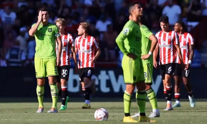 Ronaldo và các đồng đội tỏ ra chán nản sau khi để thua Brentford bốn bàn chỉ trong 35 phút đầu.