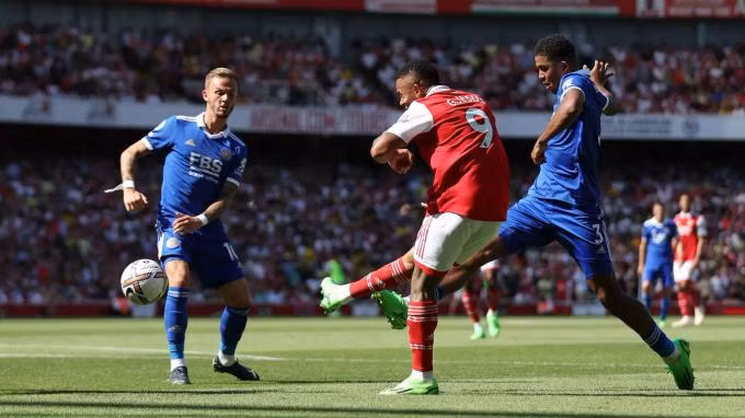 Gabriel Jesus ghi dấu giày trong cả bốn bàn thắng của Arsenal.