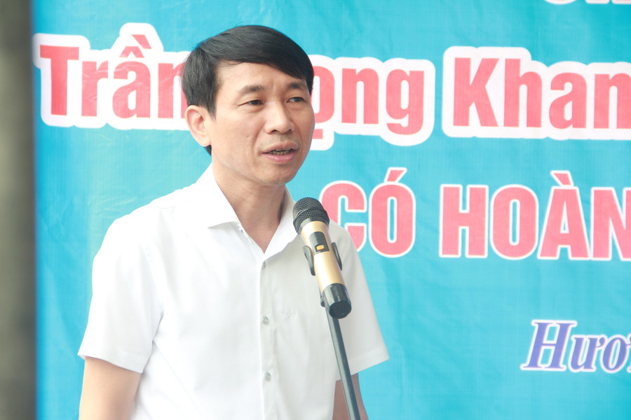 Ông Nguyễn Trường Giang - Trưởng phòng GD&ĐT huyện Hương Sơn phát biểu tại buổi Lễ. (Ảnh: T.H). Ông Nguyễn Trường Giang - Trưởng phòng GD&ĐT huyện Hương Sơn phát biểu tại buổi Lễ. (Ảnh: T.H).