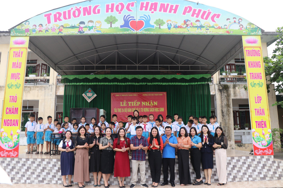Món quà mà Công ty Thanh Tùng 2 trao tặng nhằm giúp đỡ giáo viên và học sinh ở vùng lũ khắc phục khó khăn trong việc dạy và học. (Ảnh: Vũ Long). Món quà mà Công ty Thanh Tùng 2 trao tặng nhằm giúp đỡ giáo viên và học sinh ở vùng lũ khắc phục khó khăn trong việc dạy và học. (Ảnh: Vũ Long).