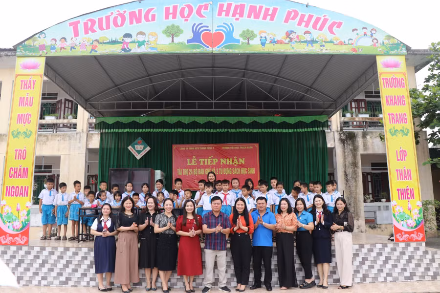 Món quà mà Công ty Thanh Tùng 2 trao tặng nhằm giúp đỡ giáo viên và học sinh ở vùng lũ khắc phục khó khăn trong việc dạy và học. (Ảnh: Vũ Long).