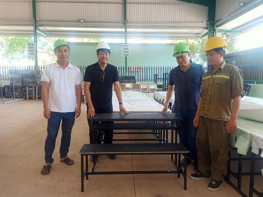 PV Báo GD&TĐ tham quan sản phẩm tại Công ty Thanh Tùng 2. (Ảnh: CTV). PV Báo GD&TĐ tham quan sản phẩm tại Công ty Thanh Tùng 2. (Ảnh: CTV).