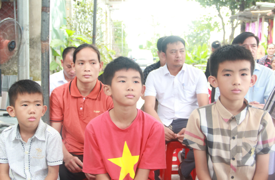 Mong ước của 3 anh em Khang, Long, Giang từ lâu là có căn nhà vững chắc để yên tâm sinh sống và học tập. (Ảnh: T.H). Mong ước của 3 anh em Khang, Long, Giang từ lâu là có căn nhà vững chắc để yên tâm sinh sống và học tập. (Ảnh: T.H).