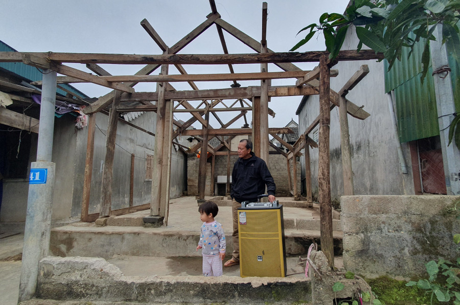 Ngôi nhà xập xệ của 3 em học sinh trước khi được Báo GD&TĐ kết nối xây dựng nhà nhân ái. (Ảnh: T.H). Ngôi nhà xập xệ của 3 em học sinh trước khi được Báo GD&TĐ kết nối xây dựng nhà nhân ái. (Ảnh: T.H).