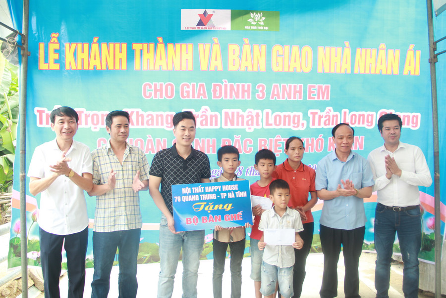 Các nhà tài trợ và đại diện chính quyền địa phương tặng những món quà thiết thực cho 3 em học sinh tại Lễ khánh thành và bàn giao nhà nhân ái. (Ảnh: T.H). Các nhà tài trợ và đại diện chính quyền địa phương tặng những món quà thiết thực cho 3 em học sinh tại Lễ khánh thành và bàn giao nhà nhân ái. (Ảnh: T.H).