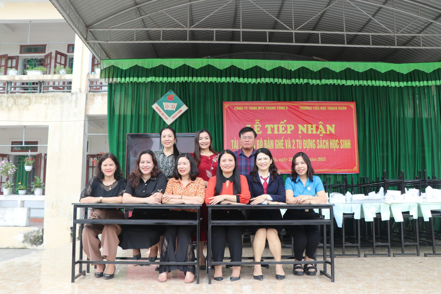 Giáo viên rất vui mừng khi đón nhận món quà mà Công ty Thanh Tùng 2 trao tặng học sinh của Trường Tiểu học Thạch Xuân. (Ảnh: Vũ Long). Giáo viên rất vui mừng khi đón nhận món quà mà Công ty Thanh Tùng 2 trao tặng học sinh của Trường Tiểu học Thạch Xuân. (Ảnh: Vũ Long).