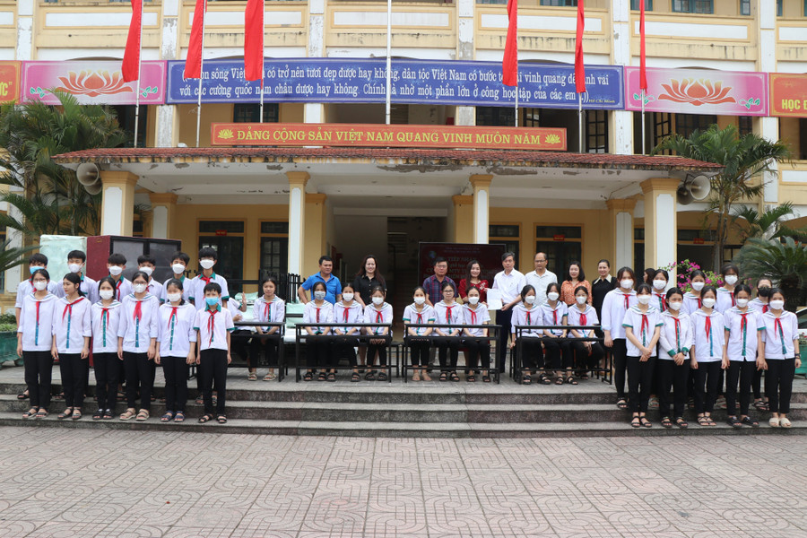 Mỗi trường học được Công ty Thanh Tùng 2 trao tặng 24 bộ bàn ghế và 2 tủ sách. (Ảnh: Vũ Long). Mỗi trường học được Công ty Thanh Tùng 2 trao tặng 24 bộ bàn ghế và 2 tủ sách. (Ảnh: Vũ Long).