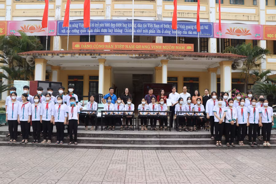 Mỗi trường học được Công ty Thanh Tùng 2 trao tặng 24 bộ bàn ghế và 2 tủ sách. (Ảnh: Vũ Long).