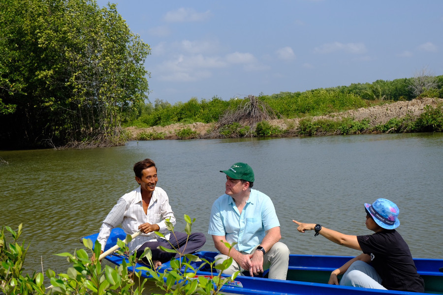 Ông Ciaran Chestnutt, Phó Tổng lãnh sự quán Úc tại TP.HCM (ở giữa) thăm mô hình nuôi tôm hữu cơ tại huyện Năm Căn, Cà Mau. Ông Ciaran Chestnutt, Phó Tổng lãnh sự quán Úc tại TP.HCM (ở giữa) thăm mô hình nuôi tôm hữu cơ tại huyện Năm Căn, Cà Mau.