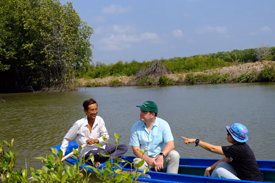 Ông Ciaran Chestnutt, Phó Tổng lãnh sự quán Úc tại TP.HCM (ở giữa) thăm mô hình nuôi tôm hữu cơ tại huyện Năm Căn, Cà Mau.