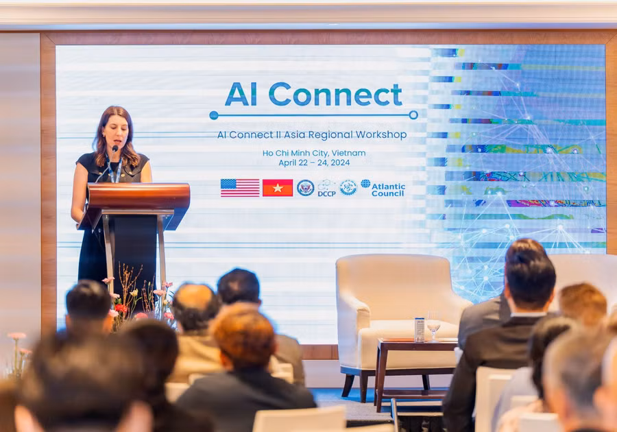 Quyền Tổng Lãnh sự Hoa Kỳ Anne Benjaminson phát biểu khai mạc. Quyền Tổng Lãnh sự Hoa Kỳ Anne Benjaminson phát biểu khai mạc.