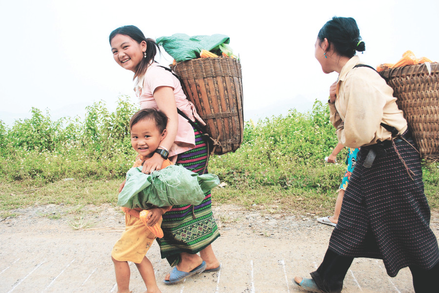 Những em gái trong độ tuổi đi học nhưng đã có con trai chừng 3 - 4 tuổi. Những em gái trong độ tuổi đi học nhưng đã có con trai chừng 3 - 4 tuổi.
