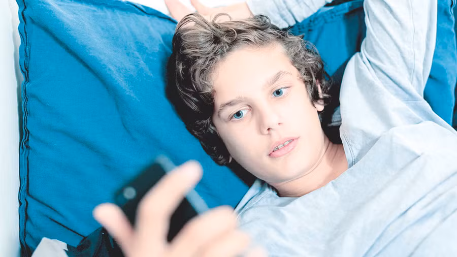 Đánh bạc chỉ đơn giản là một cú nhấp chuột. Ảnh: risingchildrennetwork.