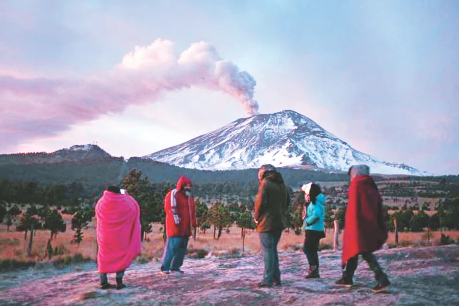 Núi lửa Popocatepetl ở Puebla (Mexico) phun tro vào ngày 24/1/2016.