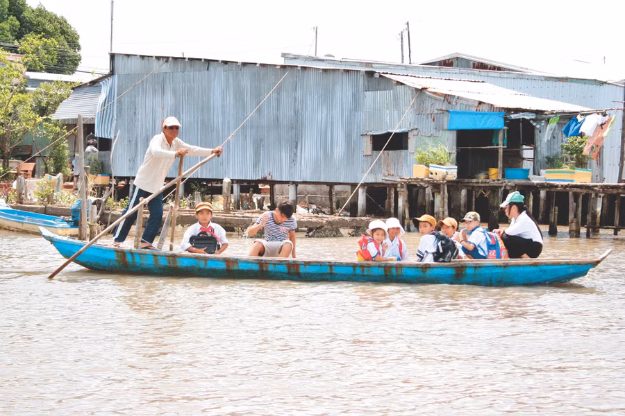Ở miền Tây, ngoài đường bộ thì hàng ngàn học sinh phải đi xuồng, đi đò đến trường. Ảnh: Q. Ngữ Ở miền Tây, ngoài đường bộ thì hàng ngàn học sinh phải đi xuồng, đi đò đến trường. Ảnh: Q. Ngữ