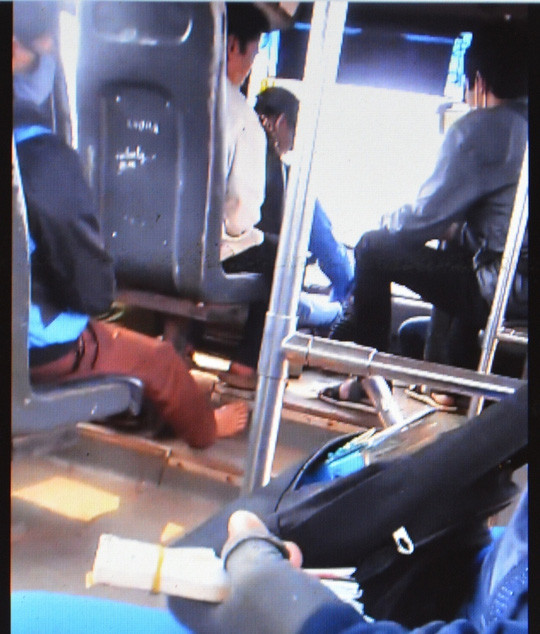 Tài xế xe bus vừa lái xe vừa đánh bài