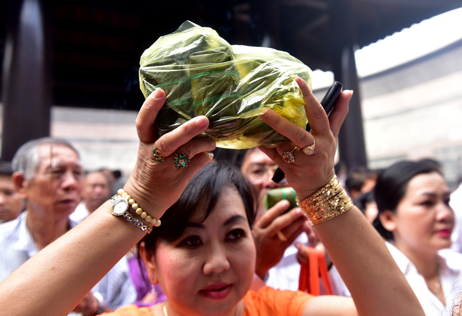 Chị Lưu Thị Minh (quận 9), cho biết năm nay đến ngày giỗ Vua Hùng chị cũng tới dâng bánh chưng để tỏ lòng thành kính. "Tôi luôn nhắc nhở các con phải luôn nhớ đến ngày này. Đây là truyền thống uống nước nhớ nguồn của dân tộc, giáo dục con cái hướng về tổ tiên", người phụ nữ chia sẻ. Chị Lưu Thị Minh (quận 9), cho biết năm nay đến ngày giỗ Vua Hùng chị cũng tới dâng bánh chưng để tỏ lòng thành kính. "Tôi luôn nhắc nhở các con phải luôn nhớ đến ngày này. Đây là truyền thống uống nước nhớ nguồn của dân tộc, giáo dục con cái hướng về tổ tiên", người phụ nữ chia sẻ.
