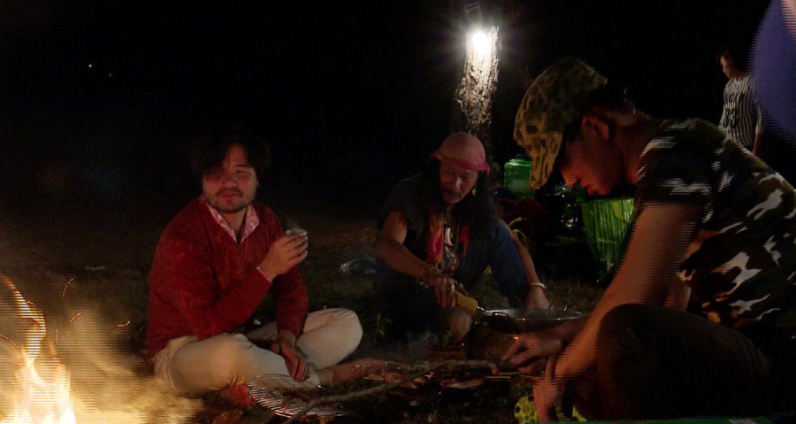 Các bố con được nghe một người dân nơi đây kể những câu chuyện thú vị về khu rừng, về sự tích Núi Bà Langbiang. Các bố con được nghe một người dân nơi đây kể những câu chuyện thú vị về khu rừng, về sự tích Núi Bà Langbiang.