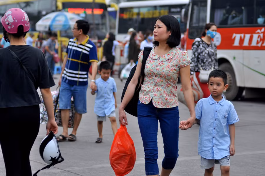  Ông Nguyễn Mạnh Tuấn (Phó Giám Đốc BX Mỹ Đình) cho hay, năm nay nhu cầu đi lại của người dân khá cao và tăng so với mọi năm. Dự kiến trong dịp phục vụ lễ giỗ Tổ, lượng khách sẽ tăng so với ngày thường là 1,5 lần với khoảng 40.000 lượt khách. Trong đó, theo quy luật, ông Tuấn cho biết lượng khách tập trung đông nhất sẽ là chiều ngày thứ 6 và sáng thứ 7. 