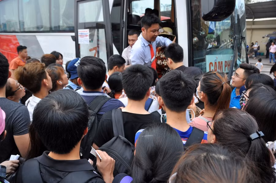  Tập trung đông người nhất vẫn là khu vực xe chạy các chuyến Hà Nội - Yên Bái; Hà Nội - Quảng Ninh và Hà Nội - Thanh Hóa. Mỗi lần có xe cập bến, nhiều người lại chen chân với hi vọng tìm được một chỗ ngồi. 