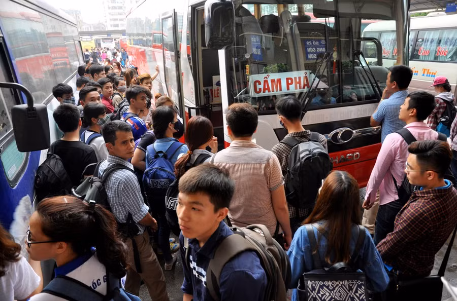  Để hạn chế tình trạng chặt chém, nhồi nhét khách, BQL bến xe Mỹ Đình đã yêu cầu các chủ xe ký cam kết về an toàn giao thông đường bộ và nghiêm cấm chở quá tải. Ông Tuấn cho hay, nếu người dân phát hiện bất cứ trường hợp nào vi phạm có thể phản ánh đến đường dây nóng 0913550524/0904205555 của BQL bến xe để được xử lý. 