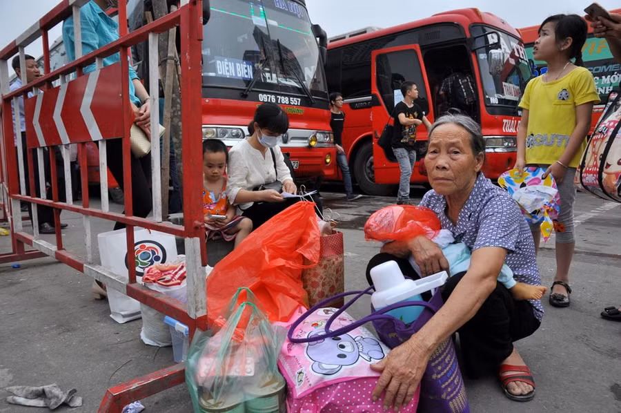  Bà Trung (quê Thanh Hóa) cho biết, bà và con gái đã có mặt ở bến xe Mỹ Đình từ lúc 15h nhưng đến gần 17h vẫn chưa có xe. Nhiều xe đông nên từ chối nhận trẻ con. 