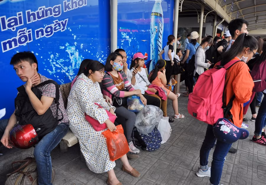  Trong khi đó, do chờ đợi quá lâu, nhiều người tỏ ra mệt mỏi, chấp nhận việc lên xe mua vé từ các chủ xe. 
