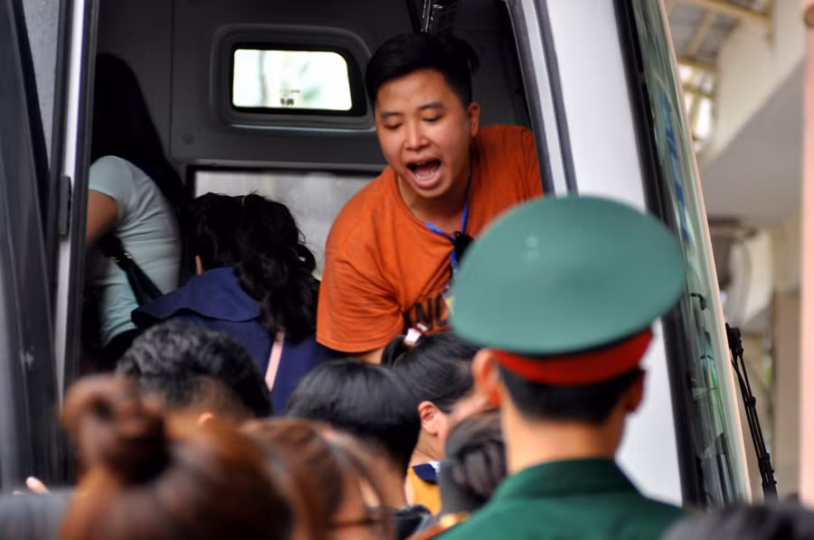  Nhiều xe đã hết chỗ nhưng dòng người vẫn quyết tâm tìm cách chen lên. 