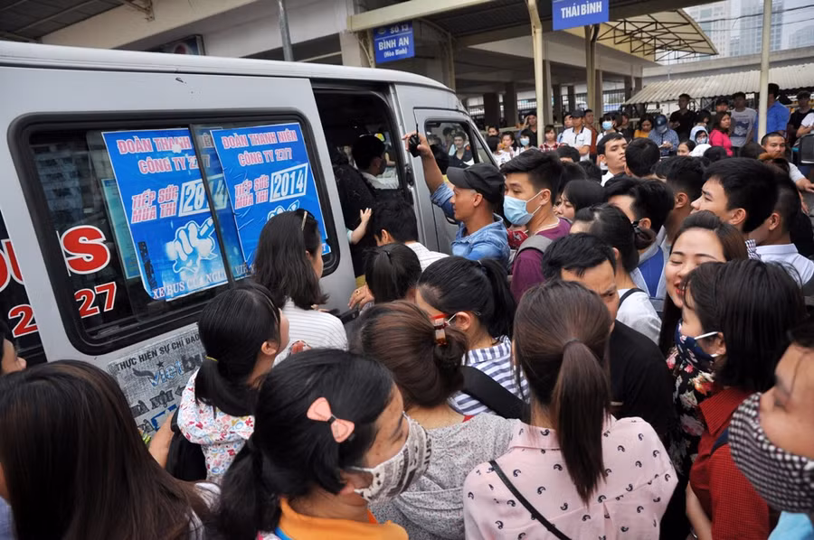  Do đã đủ chỗ ngồi nên phụ xe này đã phải đứng xuống dưới, giơ tay lên chặn và yêu cầu khách không chen lên xe. 